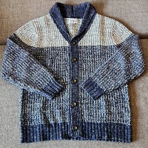 I'm selling a size M mens knit sweater in great condition.